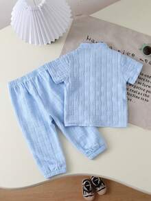 Souflis Souflis 男宝宝春夏清新蓝色格子两件套！翻领纽扣短袖上衣展现清爽利落的造型，搭配同款短裤，打造协调统一的风格。简约的图案散发着精致优雅的气息。适合户外玩耍，展现阳光活力；居家休闲穿着；轻松自在的运动；以及各种派对场合，让宝宝成为魅力十足的小绅士。一周岁男宝宝生日套装，浅蓝色婴儿蓝套装，男宝宝 - 藍色 - 查看 3