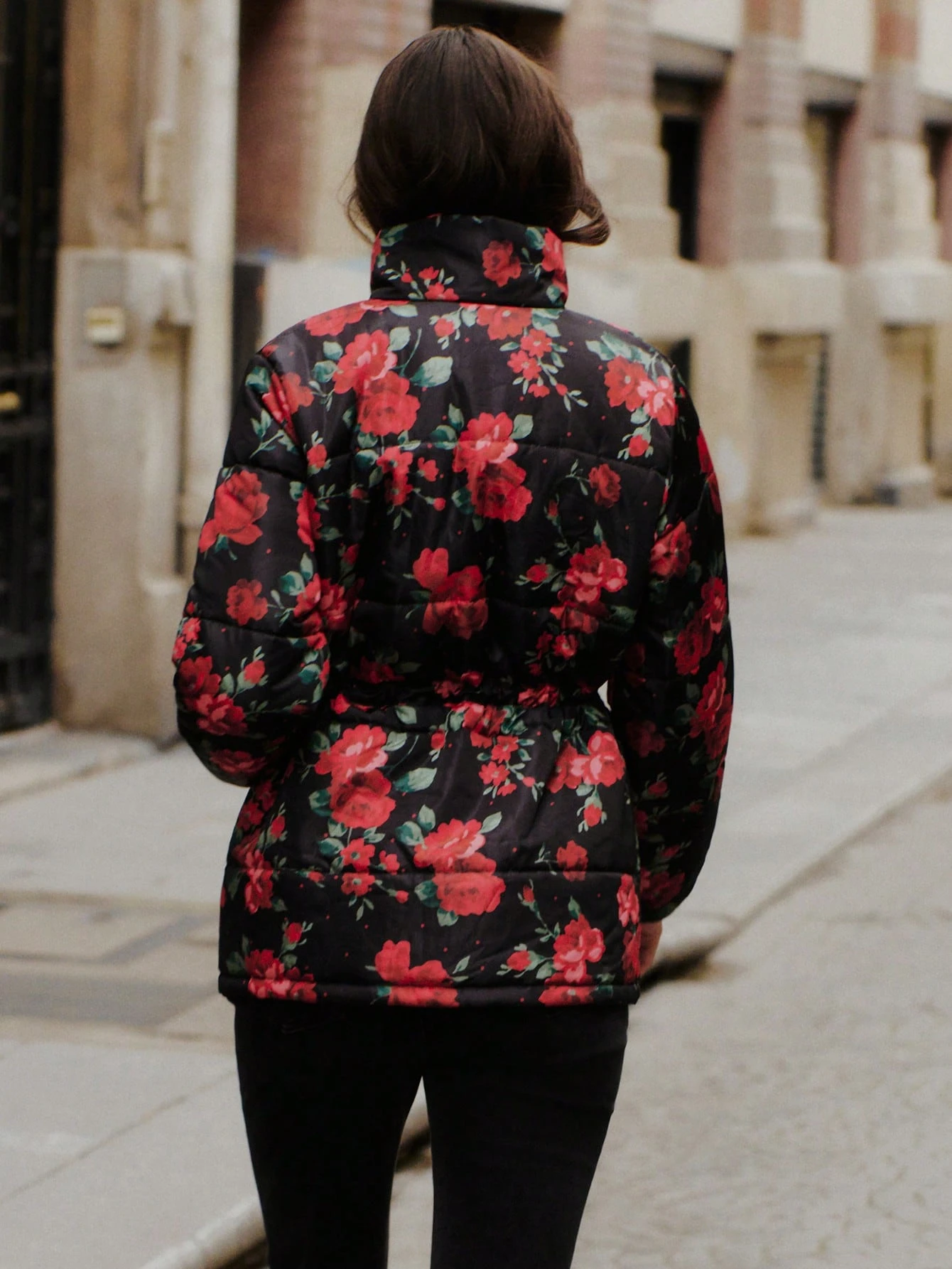 黒色フローラル柄 中綿入りジャケット、赤いバラ柄、ウエスト調整紐、フロントフラップポケット付き、おしゃれな冬アウター