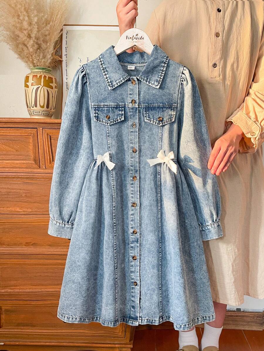 SHEIN Vintaside Kids Rochie de primăvară/toamnă pentru fete, cu guler răsturnat, mânecă lungă, la modă, elegantă, din denim spălat, de înaltă calitate, potrivită pentru activități casual în aer liber și întâlniri cu prietenii, oferind un aspect confortabil și relaxat, cu un design simplu și confortabil. - Bleu - Vizualizare 1