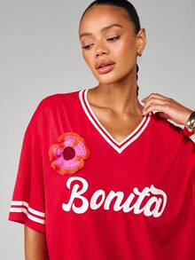 MISSGUIDED Bonita 超大款 V 领短袖橄榄球上衣，饰有花卉亮片贴花和学院风条纹细节 - 彩色 - 查看 6