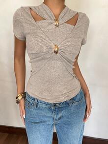 Siren Gaze Damen Einfarbige elegante Bluse mit Drapierung, asymmetrisches Design mit cleveren Ausschnitten und goldfarbener Metallring Dekoration - Aprikosenfarben - Übersicht 3