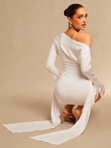 Silquee Chiếc đầm ngắn màu trắng, dáng ôm bất đối xứng với tay áo loe và dây buộc phía trước này rất phù hợp cho mùa xuân và mùa hè. Thiết kế vai bất đối xứng, kiểu dáng gợi cảm và thanh lịch, lý tưởng cho các dịp như Lễ Tình nhân, hẹn hò, đi chơi đêm, dự tiệc, các buổi gặp mặt trang trọng, tiệc chiêu đãi và những buổi tối đi chơi cùng bạn bè. - trắng - Xem 1