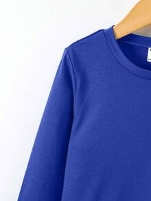 Zestaw 5 koszulek chłopięcych z okrągłym dekoltem w jednolitym kolorze, idealnych do noszenia na co dzień. Różne kombinacje kolorów dodają koszulkom więcej stylu i różnorodności, spełniając potrzeby młodych chłopców w zakresie różnorodnych stylów i kolorów. - Wielokolorowe - Zobacz 6