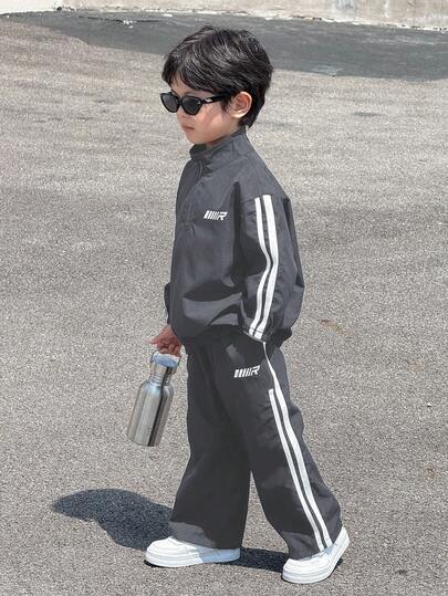 SHEIN 2 件套年轻男童宽松休闲简约舒适运动夹克和裤子套装，适合秋冬季