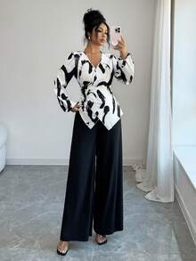 SHEIN Elenzya Damen Schwarz & Weiß Abstrakt Aquarell Muster Wickelbluse & Weite Hose, elegante tägliche Pendelstrecke französisch lässiger Chic Straßen Vintage Business Urlaub Schwarz & Weiß Langarm Bluse & Schwarze Hose, Frühjahr/Herbst Neu 2-teiliges Set - Verschiedenfarbig - Übersicht 3