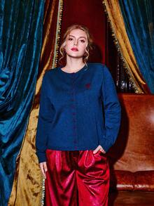 VOLUPTÉ CURVE Áo khoác cardigan dệt kim mùa xuân mới dành cho nữ cỡ lớn, kiểu dáng cổ điển, màu xanh đậm, cổ tròn, tay dài, dáng suông, trang trí cúc phía trước phối màu tương phản, thêu hình trái tim trang nhã, áo len dài ngang gối đa năng và thời trang cho ngày Valentine. - Màu xanh lá cây đậm - Xem 4
