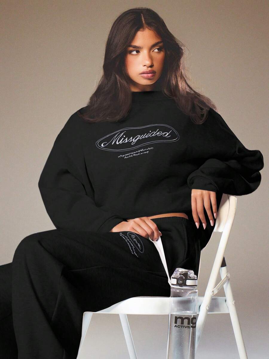 MISSGUIDED 宽松圆领卫衣，正面印有字母Logo，适合休闲冬季街头服饰 - 黑色 - 查看 1