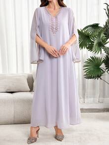 Al Najma 女士花卉刺绣V领开衩袖优雅阿拉伯连衣裙 - 淺灰紫 - 查看 4