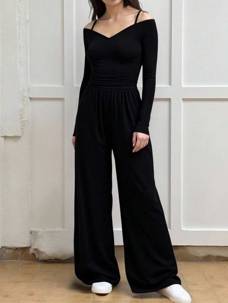 Sparklyn 这款少女青春风连体裤采用简约修身的深V领设计，饰以褶裥，高腰阔腿，长袖款式，透气舒适，百搭百搭，适合各种日常场合，时尚有型。 - 黑色 - 查看 3