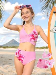 SHEIN 这款适合大龄女孩的三件套印花比基尼套装，采用沙滩裙和网纱裙设计，完美契合度假、复古、海滩和海洋主题风格。优雅可爱，是夏季假期的理想之选。