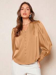 BizChic 女士V领泡泡袖衬衫，饰有纽扣，缎面面料，适合春夏穿着，用途广泛，可用于复活节、圣帕特里克节、通勤、日常、休闲、浪漫、90年代复古风、派对、海滩、毕业典礼、度假、婚礼宾客、伴娘、女主人等场合。 - 棕色 - 查看 8