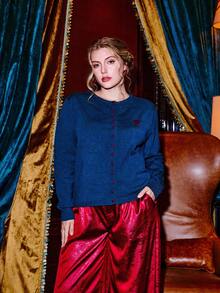 VOLUPTÉ CURVE Áo khoác cardigan dệt kim mùa xuân mới dành cho nữ cỡ lớn, kiểu dáng cổ điển, màu xanh đậm, cổ tròn, tay dài, dáng suông, trang trí cúc phía trước phối màu tương phản, thêu hình trái tim trang nhã, áo len dài ngang gối đa năng và thời trang cho ngày Valentine. - Màu xanh lá cây đậm - Xem 3