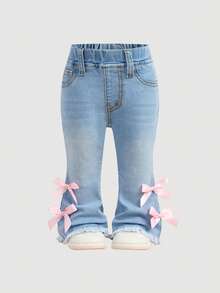 SHEIN Quần ống loe ôm sát bằng vải denim xanh dương, điểm nhấn nơ hồng dễ thương cho bé gái, thích hợp cho mùa xuân, hè, phong cách thường ngày và thời trang đi nghỉ mát, thời trang đường phố, kiểu dáng thập niên 2000, chất liệu denim mềm mại và thoải mái, quần ống loe đi nghỉ mát. - Màu xanh lam - Xem 8