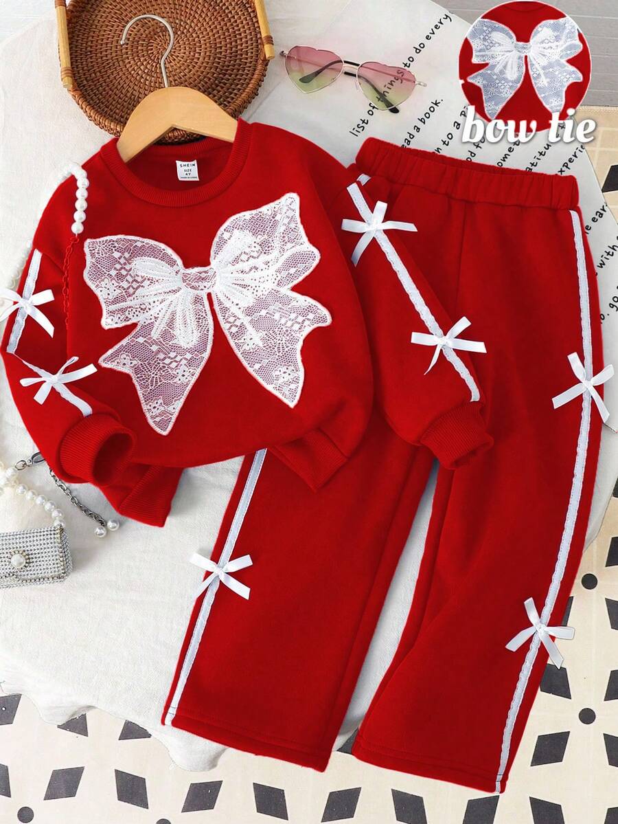 Elladie kids 两件套女童休闲时尚卫衣套装，适合返校、秋冬季节穿着。蓝色纯色针织卫衣，饰有白色蕾丝蝴蝶结、白色缎带袖口和白色立体蝴蝶结。搭配同款针织休闲裤，同样饰有白色缎带和立体蝴蝶结。适合女孩穿着，可爱时尚，适合通勤、日常穿着、上学、外出、聚会等场合。 - 紅色 - 查看 1