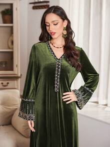 Al Najma 优雅宽松丝绒连衣裙，饰以金色刺绣贴花，尽显奢华气质，适合正式场合，秋冬季穿着。 - 軍綠色 - 查看 1