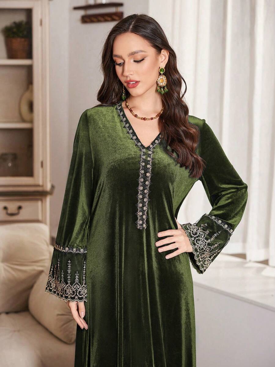 Al Najma 优雅宽松丝绒连衣裙，饰以金色刺绣贴花，尽显奢华气质，适合正式场合，秋冬季穿着。 - 軍綠色 - 查看 1