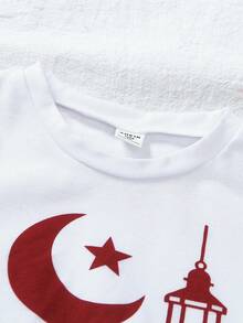 SHEIN 两件套男童假日图案圆领上衣和几何印花运动裤。休闲图案长裤搭配圆领T恤，舒适时尚，适合夏季穿着。简约时尚的设计，展现男孩个性，适合4-7岁儿童日常休闲穿着。 - 白色 - 查看 4
