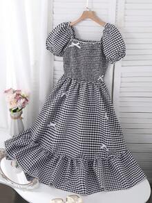 SHEIN Đầm hè cho bé gái tuổi teen. Chiếc đầm dài ngang gối này được thiết kế đặc biệt cho các bé gái từ 12-16 tuổi, thích hợp cho mùa xuân; chân váy xếp tầng hình chữ A, tạo cảm giác trẻ trung và bồng bềnh. Điểm nhấn là chiếc nơ ruy băng satin trắng tinh tế, tạo thêm nét ngọt ngào. Chất liệu vải kẻ caro nhẹ mang lại sự thoải mái tuyệt vời, lý tưởng cho các buổi dã ngoại và đi chơi. - màu đen - Xem 3