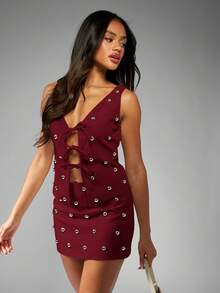 MISSGUIDED 酒红色铆钉迷你裙，饰有银色孔眼和系带前襟，适合夜店派对之夜 - 酒紅色 - 查看 5