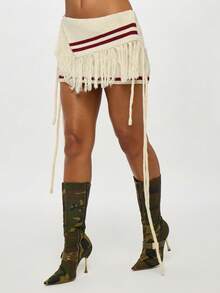 SUMWON Chân váy ngắn dệt kim cỡ lớn dáng bất đối xứng với họa tiết số 19 và chi tiết tua rua buộc dây bên hông, phong cách thường ngày. - Màu be - Xem 6