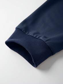 Manfinity Campus Court قميص رجالي بأكمام طويلة مطبوع عليه حرف وبتصميم شريطي ملون وقطع ملون (قص غير منتظم) - أزرق غامق - مشاهدة 3