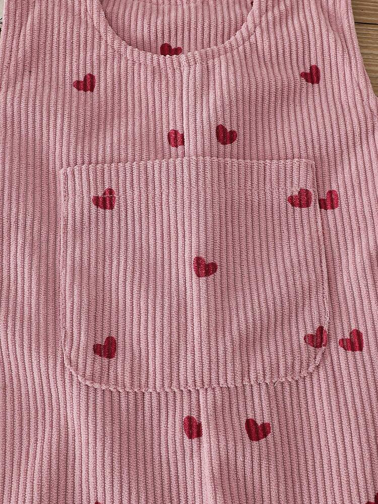 SHEIN Conjunto de Jardineira de Cotelê com Estampa de Coração para Meninas Bebê 0-3 Anos, Primavera/Outono, Estilo Casual com Decoração de Bolso no Peito, Adequado para Brincadeiras ao Ar Livre e Lazer - Rosa chiclete - Visão 5