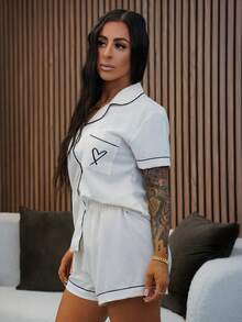 SAYEHFBABY 夏季撞色装饰 Polo 领口袋心形图案纽扣上衣和蝴蝶结短裤睡衣套装 - 白色 - 查看 4