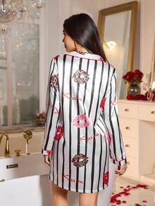 LuxeNights 仿丝绸全印花黑白条纹嘴唇图案前开襟睡裙 - 黑與白 - 查看 2