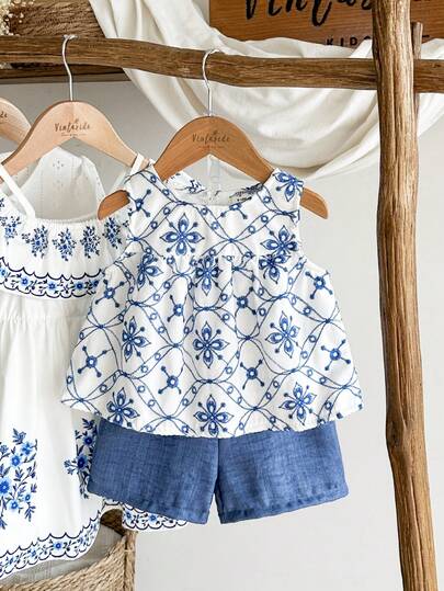 SHEIN Vintaside Kids 女婴白色纯色提花纹理面料圆领无袖露脐褶皱上衣，饰以彩色波点印花，搭配粉色弹力腰舒适简约短裤，休闲度假装扮，春夏皆宜。