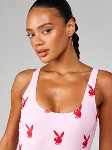 Missguided x Playboy 圆领无袖连体泳衣，全身印花设计，适合海滩和泳池穿着 - 粉色 - 查看 6
