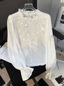 Modelyn Französische Retro Stehkragen Bluse mit bestickter Blumenblüte, locker und lässig, mit Rüschensaum an den Ärmeln für Damen - Weiss - Übersicht 1