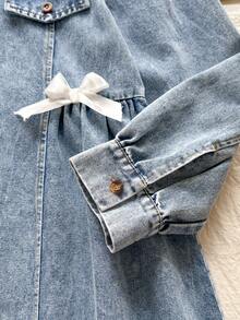 SHEIN Vintaside Kids Rochie de primăvară/toamnă pentru fete, cu guler răsturnat, mânecă lungă, la modă, elegantă, din denim spălat, de înaltă calitate, potrivită pentru activități casual în aer liber și întâlniri cu prietenii, oferind un aspect confortabil și relaxat, cu un design simplu și confortabil. - Bleu - Vizualizare 7