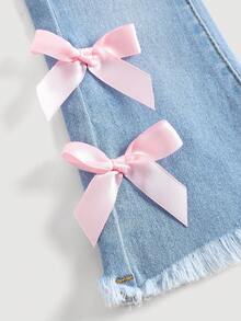 SHEIN Quần ống loe ôm sát bằng vải denim xanh dương, điểm nhấn nơ hồng dễ thương cho bé gái, thích hợp cho mùa xuân, hè, phong cách thường ngày và thời trang đi nghỉ mát, thời trang đường phố, kiểu dáng thập niên 2000, chất liệu denim mềm mại và thoải mái, quần ống loe đi nghỉ mát. - Màu xanh lam - Xem 4