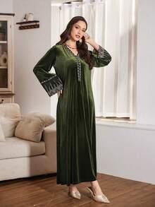 Al Najma 优雅宽松丝绒连衣裙，饰以金色刺绣贴花，尽显奢华气质，适合正式场合，秋冬季穿着。 - 軍綠色 - 查看 5
