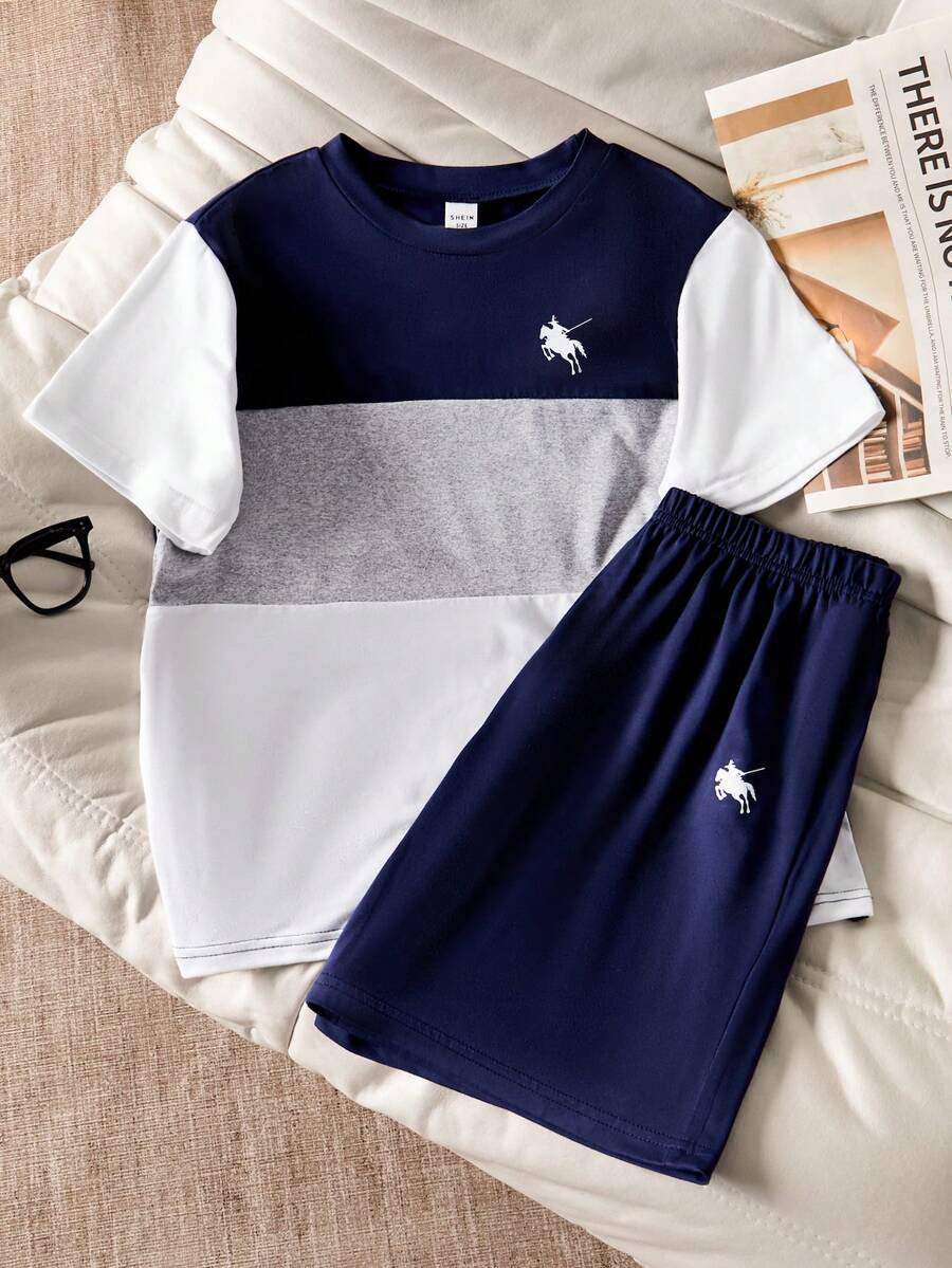 SHEIN Explorewe Bộ đồ 2 món thời trang thường ngày cho bé trai, phong cách đường phố, phối màu xanh xám trắng, gồm áo thun cổ tròn tay ngắn in logo nhỏ và hình ngựa Pony, và quần short. - Nhiều màu - Xem 1