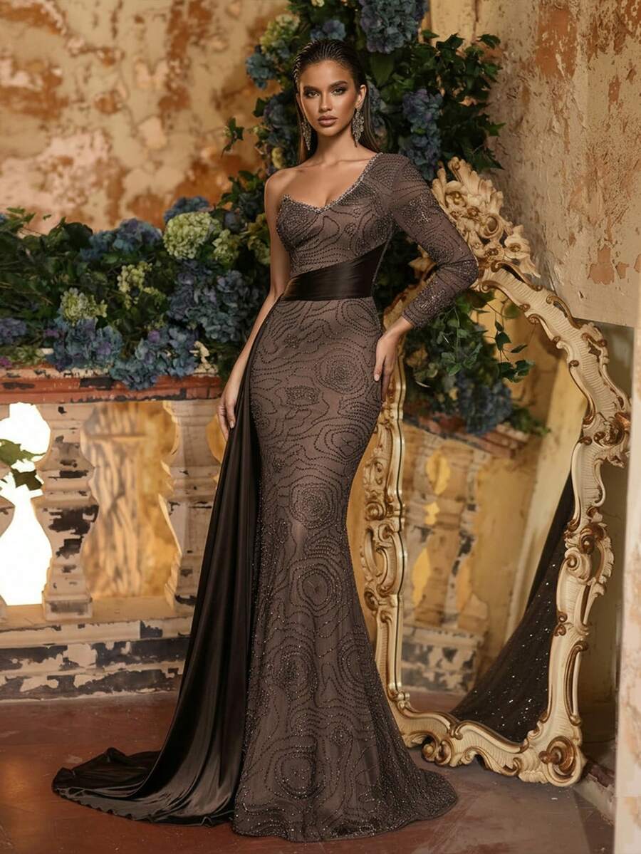 Aureia Gaun Pesta Formal Mewah Berwarna Kopi dengan Hiasan Manik-Manik, Lengan Panjang dengan Bahu Asimetris dan Hem Ekor Ikan, Cocok untuk Acara Pernikahan dan Pesta Ulang Tahun.