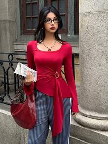 SHEIN EZwear T-shirt femme à manches évasées, ourlet asymétrique, avec décoration métallique froncée à la taille, mode et polyvalent - Rouge foncé - Voir 1