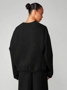 MISSGUIDED 宽松圆领卫衣，正面印有字母Logo，适合休闲冬季街头服饰 - 黑色 - 查看 2