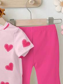 一套女婴休闲时尚可爱甜心印花圆领短袖T恤和喇叭裤套装，适合情人节和日常穿着。 - 彩色 - 查看 5