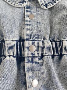 SHEIN Vintaside Kids Bộ áo liền quần denim phong cách đồng quê cho bé gái, trang phục thường ngày dễ thương và ngọt ngào! Chất liệu denim xanh cổ điển, mềm mại, cổ áo có ve và thiết kế mở phía trước, cùng với eo chun co giãn dễ mặc, ống quần thẳng tạo dáng thon gọn. Thích hợp cho những buổi đi chơi hàng ngày, những chuyến đi cuối tuần, kỳ nghỉ, giúp bé gái luôn sành điệu và năng động mỗi ngày! - Rửa nhẹ - Xem 7