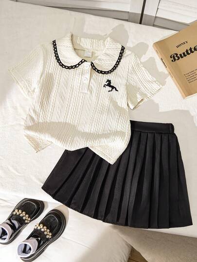 两件套女童针织短袖上衣，圆领，刺绣花卉图案，搭配黑色百褶裙，可爱休闲日常穿搭，适合春、夏、秋、冬四季穿着。