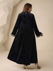 Modelyn Đầm nhung dài họa tiết hoa tối giản, màu trơn cỡ lớn dành cho nữ, cổ áo đính nút ngọc trai - màu đen - Xem 2