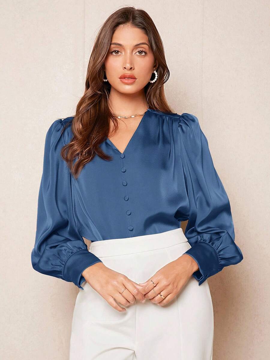 BizChic Blusa da donna con scollo a V, design arricciato sul davanti e bottoni centrali, decorazione a fungo, versatile per primavera/estate, adatta per Pasqua, San Patrizio, pendolarismo, uso quotidiano, casual, romantico stile retrò anni '90, festa, spiaggia, laurea, vacanza, ospite di matrimonio, damigella, hostess - Blu - Visualizzare 1