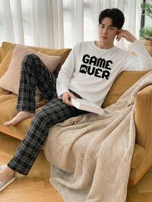 2 件青少年男童圆领白色长袖“Game Over”图案印花上衣和格子宽松长裤睡衣套装，舒适针织面料