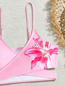 SHEIN 这款适合大龄女孩的三件套印花比基尼套装，采用沙滩裙和网纱裙设计，完美契合度假、复古、海滩和海洋主题风格。优雅可爱，是夏季假期的理想之选。