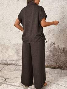 EMERY ROSE Bộ 2 món áo sơ mi thường ngày cổ bẻ tay ngắn cài nút phía trước bằng vải trơn màu họa tiết dành cho nữ cỡ lớn + quần ống rộng thoải mái - Màu xanh lá cây đậm - Xem 2