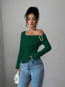 SHEIN Elenzya 女士米黄色T恤，新款秋冬金属纽扣不对称露肩套头衫，百搭通勤风，适合万圣节、情人节、新年、婚礼、派对、约会、休闲外出等场合。 - 墨綠色 - 查看 4