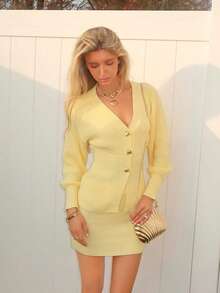 Sydney Algeri 女士新款秋冬百搭日常穿搭落肩收腰针织开衫V领长款落肩修身迷你裙两件套，复古风格针织套装 - 黃色 - 查看 3