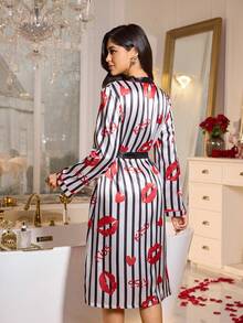 SHEIN Bata de estar por casa con estampado de rayas y ribete con estampado de labios de seda sintética - Blanco y Negro - Ver 2