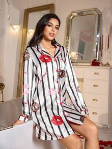 LuxeNights 仿丝绸全印花黑白条纹嘴唇图案前开襟睡裙 - 黑與白 - 查看 4